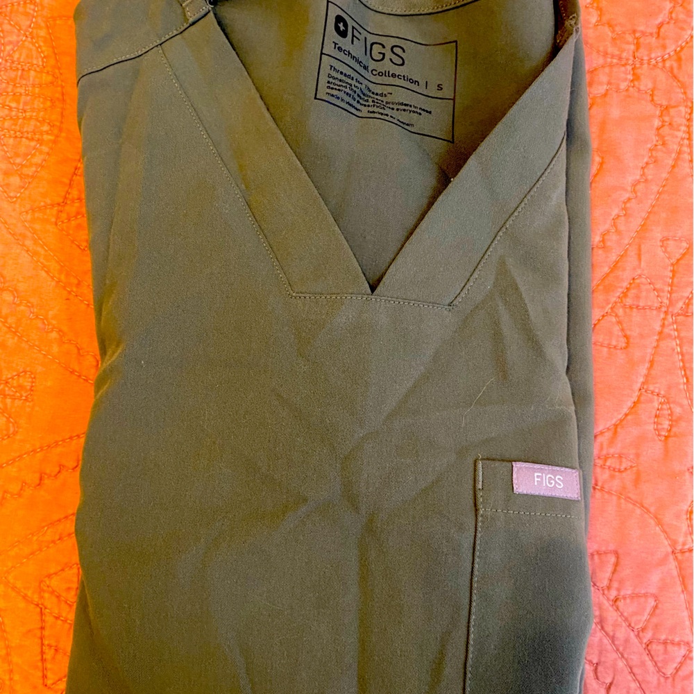 LIMITED EDITION

Men’s Figs scrub top